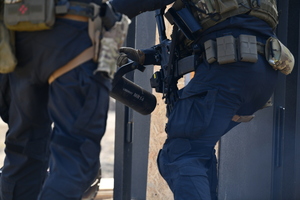 policjanci podczas szkolenia breacherskieg- pokonują przeszkody jak drzwi, okna