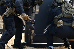 policjanci podczas szkolenia breacherskieg- pokonują przeszkody jak drzwi, okna