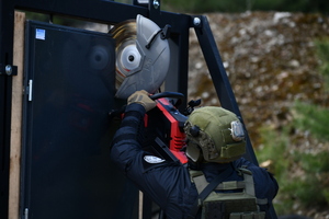 policjanci podczas szkolenia breacherskieg- pokonują przeszkody jak drzwi, okna