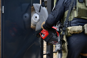 policjanci podczas szkolenia breacherskieg- pokonują przeszkody jak drzwi, okna