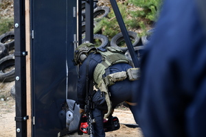 policjanci podczas szkolenia breacherskieg- pokonują przeszkody jak drzwi, okna