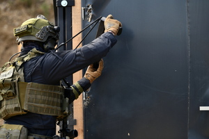 policjanci podczas szkolenia breacherskieg- pokonują przeszkody jak drzwi, okna