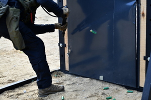 policjanci podczas szkolenia breacherskieg- pokonują przeszkody jak drzwi, okna