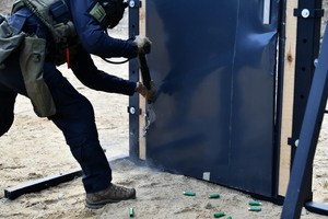 policjanci podczas szkolenia breacherskieg- pokonują przeszkody jak drzwi, okna
