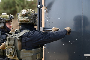 policjanci podczas szkolenia breacherskieg- pokonują przeszkody jak drzwi, okna