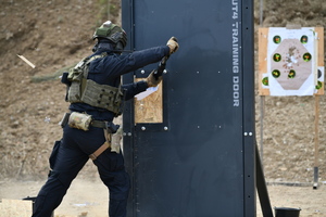 policjanci podczas szkolenia breacherskieg- pokonują przeszkody jak drzwi, okna