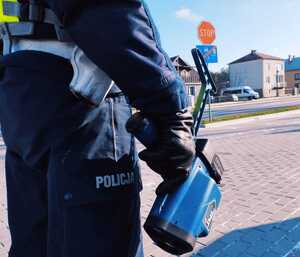 policjant z urzadzeniem do pomiaru ruchu