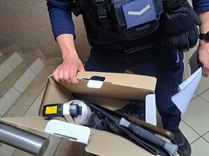 przedmioty w kartonie