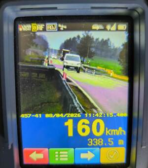 zdjęcie z fotoradaru pokazujące jak auto przekroczyło prędkość