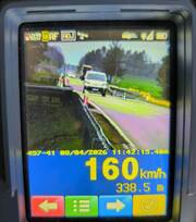 zdjęcie z fotoradaru pokazujące jak auto przekroczyło prędkość