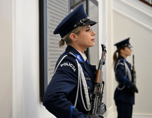 policjantki przy pomniku