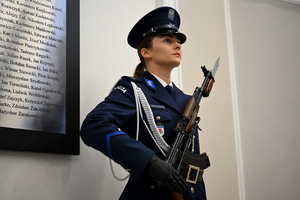 komendanci oddają hołd