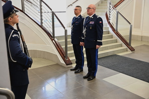 komendanci oddają hołd