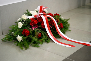 komendanci oddają hołd