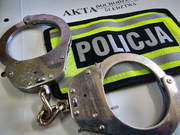 teczka, kajdanki i opaska z napisem policja