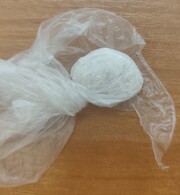 woreczek z białą substancją