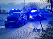 radiowozy i pojazd osobowy