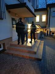 policjant z zatrzymanym