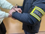 policjant zakłada kajdanki