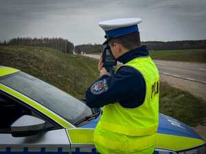 policjanci podczas kontroli