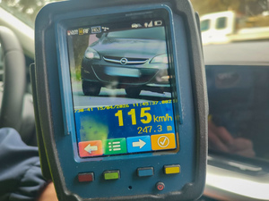 zdjęcia pomiarów na ręcznym mierniku prędkości