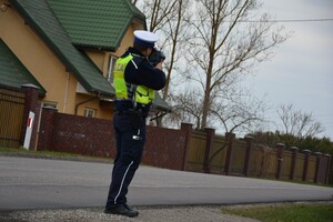 policjanci mierzą prędkość