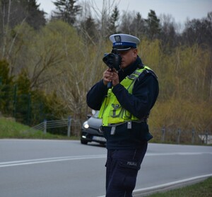 policjanci mierzą prędkość