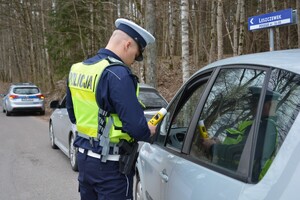 policjanci mierzą prędkość