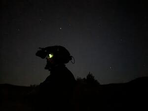 zdjęcie z noktowizji -policjant strzela