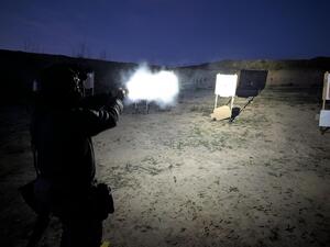 zdjęcie z noktowizji -policjant strzela