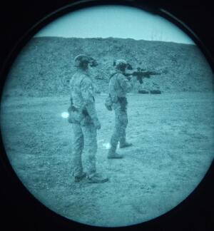 zdjęcie z noktowizji -policjant strzela