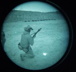 zdjęcie z noktowizji -policjant strzela