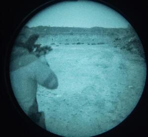 zdjęcie z noktowizji -policjant strzela