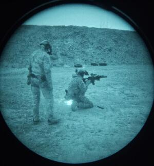 zdjęcie z noktowizji -policjant strzela