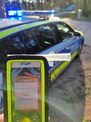 policjanci kontrolują pojazdy