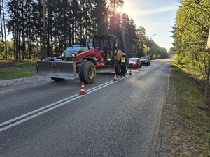 policjanci kontrolują pojazdy