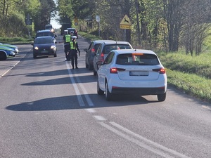 policjanci kontrolują pojazdy