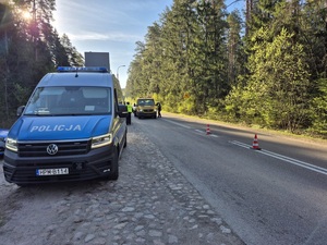 policjanci kontrolują pojazdy