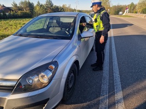 policjanci kontrolują pojazdy