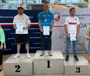 policjant na zawodach pływackich
