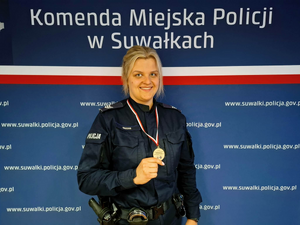 policjantka z medalem