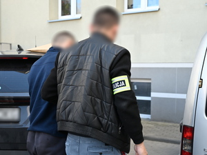 policjanci z zatrzymanymi