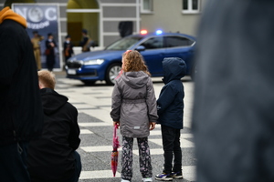 noc muzeów - stoiska promocyjne i pokazy policjantów