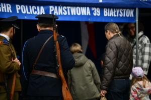 noc muzeów - stoiska promocyjne i pokazy policjantów