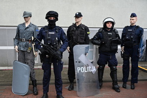 noc muzeum, pokazy policjantów i stoiska profilaktyczne