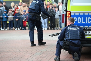 noc muzeum, pokazy policjantów i stoiska profilaktyczne