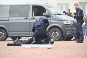 noc muzeum, pokazy policjantów i stoiska profilaktyczne