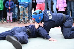 noc muzeum, pokazy policjantów i stoiska profilaktyczne