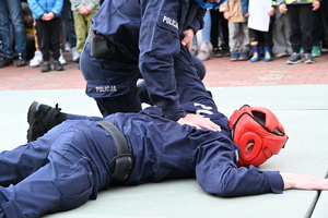 noc muzeum, pokazy policjantów i stoiska profilaktyczne