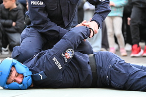 noc muzeum, pokazy policjantów i stoiska profilaktyczne